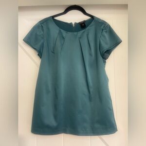 Ann Taylor blouse. Zipper detail on back. Size XS